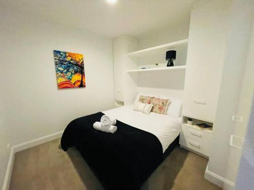 ein Schlafzimmer mit einem Bett und einem Wandgemälde in der Unterkunft City Haven with Breathtaking Views in Melbourne