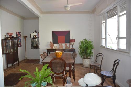 sala de estar con mesa y sillas en Bella Hospeda, en Río de Janeiro