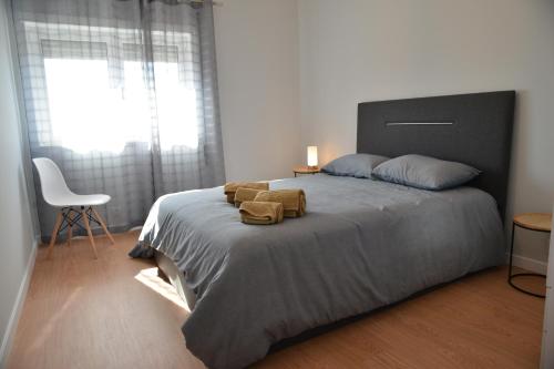 - une chambre avec un lit, une chaise et une fenêtre dans l'établissement Marvão Serra & Mar, à Seia
