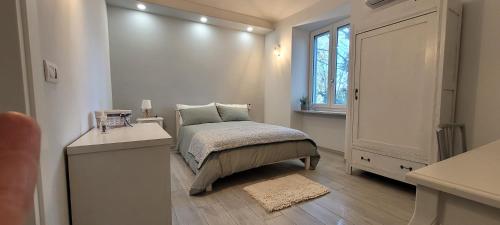 een kleine slaapkamer met een bed en een raam bij B and B da Magna Cichina in Collegno