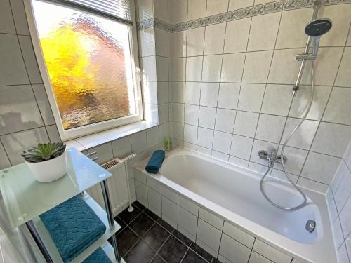een badkamer met een bad en een raam bij Jacky & Daniel's Apartments Top 1 in Sankt Pölten