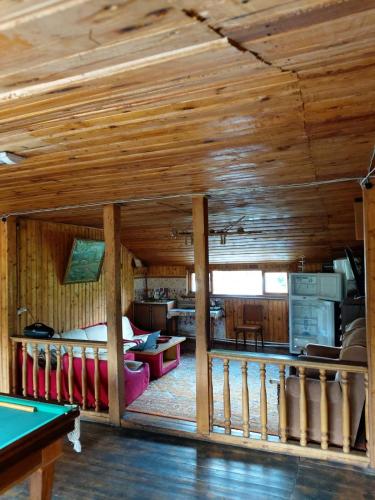 Habitación con mesa de billar en una cabaña en WoodHouse, en Dilijan