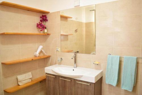 W łazience znajduje się umywalka i lustro. w obiekcie Kasa n'areia, Praia Estoril w mieście Sal Rei