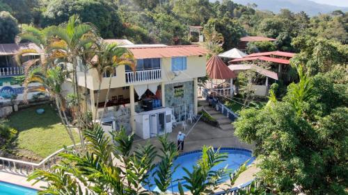 einen Luftblick auf ein Resort mit einem Pool in der Unterkunft Finca Agua Viva in Viotá