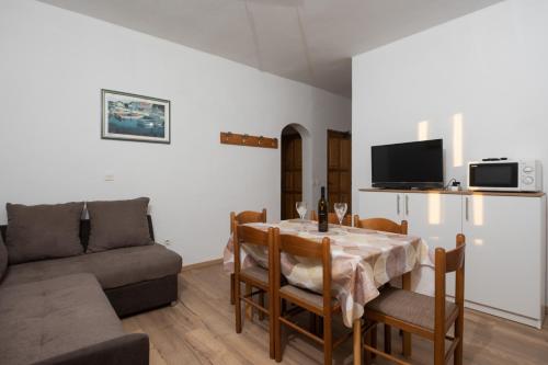 Apartment in Privlaka with sea view, balcony, air conditioning, WiFi 3598-2