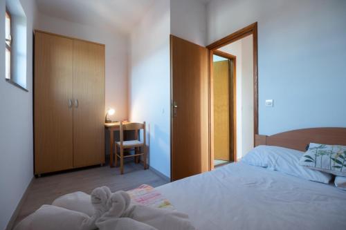 Postel nebo postele na pokoji v ubytování Apartment in Privlaka with sea view, balcony, air conditioning, WiFi 3598-2