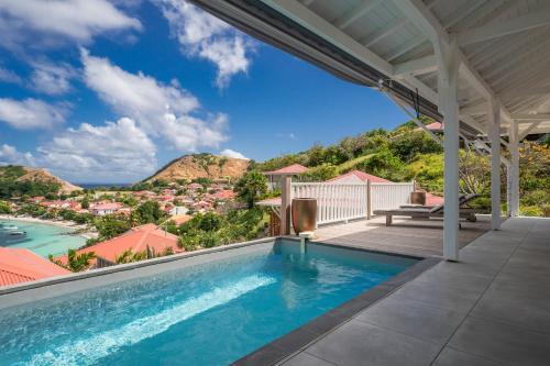 a pool on the roof of a house with a view at Villa Rackam in Terre-de-Haut