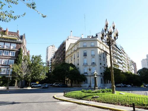 una luz de la calle frente a un edificio blanco en Moderno departamento con balcón en Recoleta en Buenos Aires