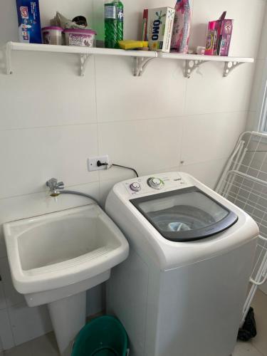 a small bathroom with a toilet and a sink at Apartamento próximo da Lucas in Atibaia