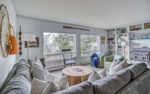 Χώρος καθιστικού στο The NeahKahNie House - Meredith Lodging