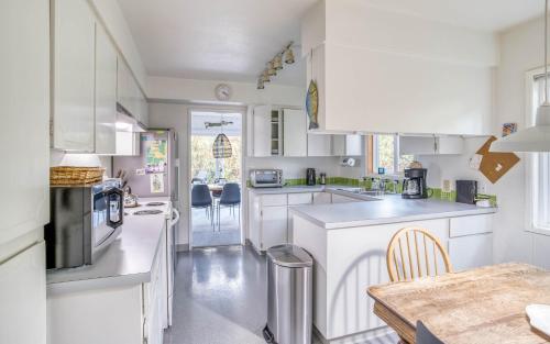 Η κουζίνα ή μικρή κουζίνα στο The NeahKahNie House - Meredith Lodging