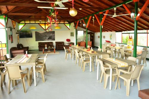 un restaurante con mesas y sillas en una habitación en FINCA HOTEL TRADICION CAFETERA, en Quimbaya
