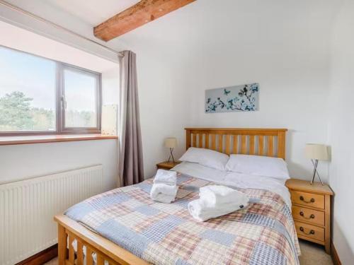 - une chambre avec un lit et 2 serviettes dans l'établissement Beautiful 3 Bedroom Cottage -Cottage 5, à Doncaster