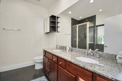 a bathroom with two sinks and a toilet at 3BR/3.5BA Three Story East Downtown TownHouse with view in Houston