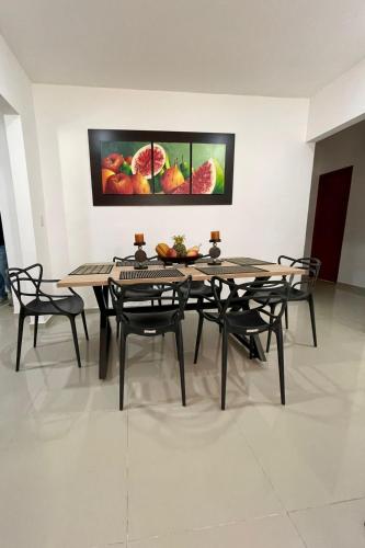 uma sala de jantar com mesa e cadeiras em CIC APARTAMENTOS cerca UNICOR IMAT em Montería