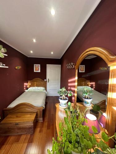 1 dormitorio con 2 camas y espejo en Madera de Olmo, en Madrid