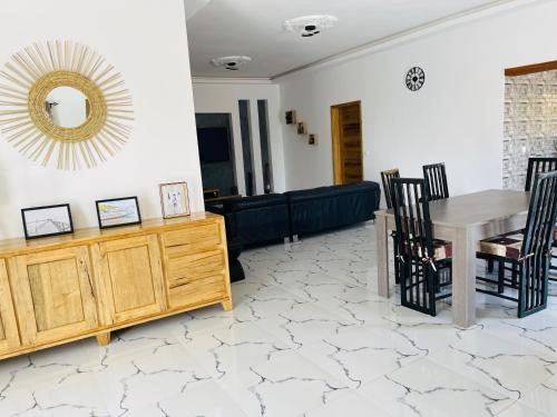 KEUR MATY Charmante et Moderne Villa 5 chambres, 5 salles de bains à Warangにあるシーティングエリア