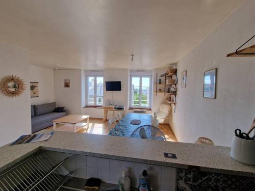 un grand salon avec un canapé et une table dans l'établissement Bel appartement cosy et lumineux en duplex, à Granville