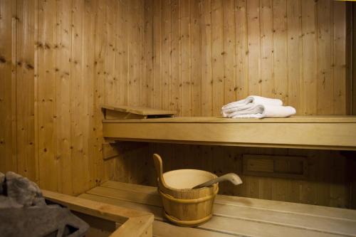 a sauna with a wooden shelf and a wooden bucket at Casa Oliva borgo del Benessere Olistico in Bargni