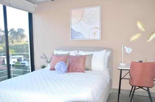 Tempat tidur dalam kamar di Cozy Stays Cayala Apartments near USA Embassy 601