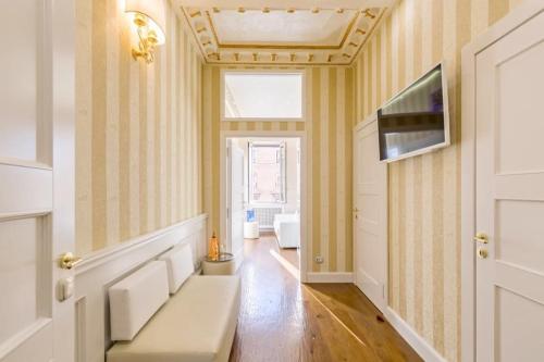 un corridoio con divano e TV in una camera di Piazza Venezia Luxury Suite a Roma
