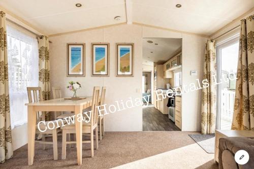 Caravan for Hire Marton Mere Blackpool في بلاكبول: غرفة معيشة مع طاولة وكراسي في غرفة