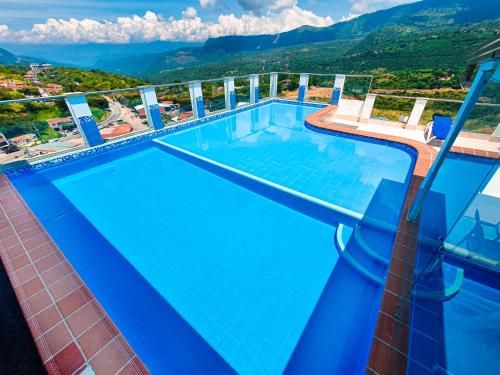 una piscina con vistas a la montaña en Hermoso Apto - C.C San Gil Plaza en San Gil