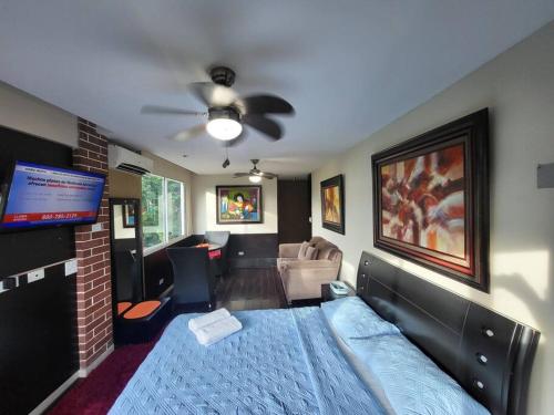 una camera da letto con un letto e una TV a schermo piatto di Rina 1113 Hermoso estudio privado, área turística. a Città di Panama