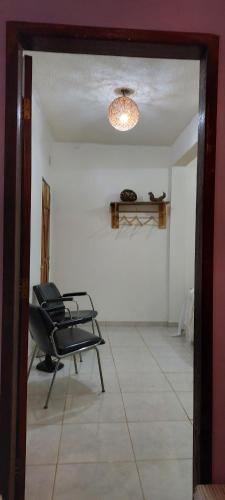 PlanaltinaにあるFazenda Hotel Bem Ecológicoのテーブルと椅子が備わる部屋