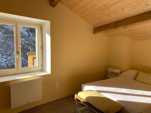 a bedroom with a bed and a window at paradis blanc in Orelle