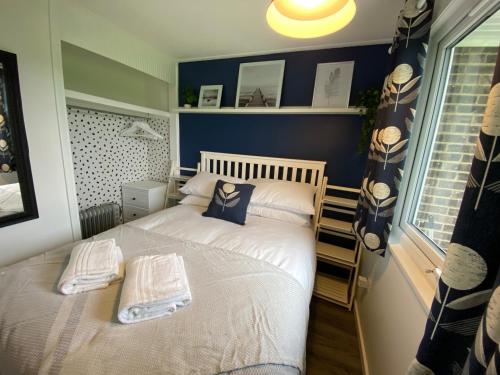 sypialnia z łóżkiem z dwoma ręcznikami w obiekcie East Coast Chalets 333 Sunny Corner at California Sands w mieście Great Yarmouth