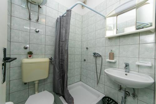 Apartments with WiFi Makarska - 19995
