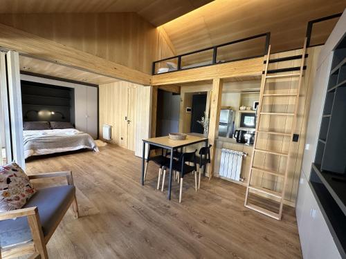 1 dormitorio con 1 cama y escritorio en una habitación en Hermoso departamento de diseño, en el centro de SMA. 22V5 en San Martín de los Andes
