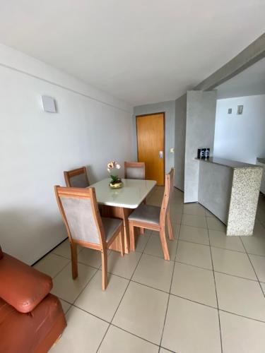 a kitchen and dining room with a table and chairs at Flat com vista para o Mar in Fortaleza