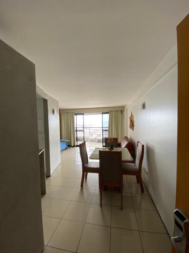 Uma área de estar em Flat com vista para o Mar