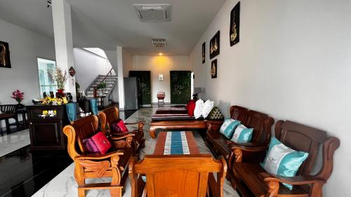 Zimmer mit Stühlen und einem Holztisch mit Kissen in der Unterkunft เลอเบสท์พลูวิลล่าเชียงใหม่Lebest Pool Villa Chiangmai in Ban Mai