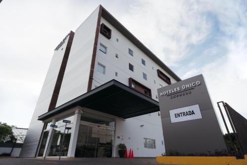 un bâtiment avec un panneau devant lui dans l'établissement Hoteles Unico Express, à León