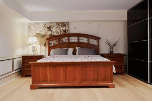 um quarto com uma grande cama de madeira num quarto em Tranquil And Spacious suite in Anmore em Ioco