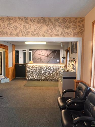 a lobby with leather chairs and a waiting room at Glenview Cottages in Sault Ste. Marie