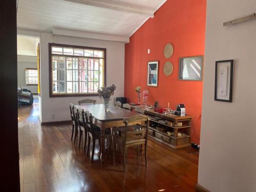 uma sala de jantar com mesa e cadeiras em Solar Antônio Dias em Ouro Preto