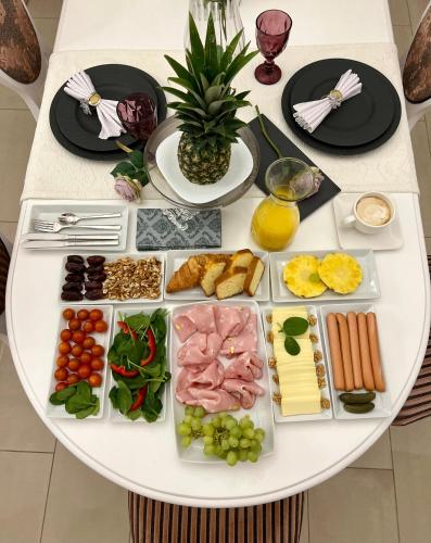 una mesa blanca con una variedad de alimentos sobre ella en NOVAPART, en Cluj-Napoca