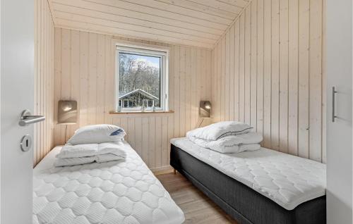 Ліжко або ліжка в номері Nice Home In Aakirkeby With Wifi And 3 Bedrooms