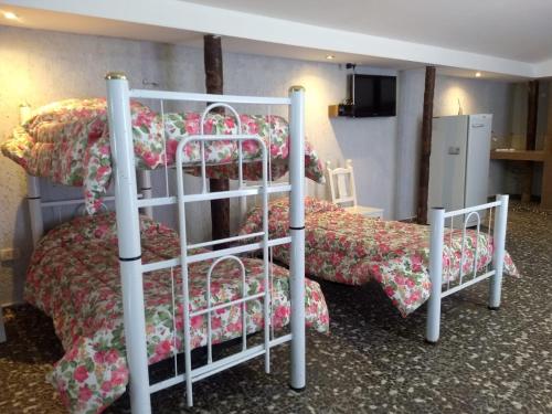 2 literas en una habitación de hotel con flores en Alma de Campo, en San Rafael