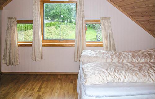 una camera con un letto e una grande finestra di Cozy Apartment In Husnes With Ethernet Internet a Onarheim