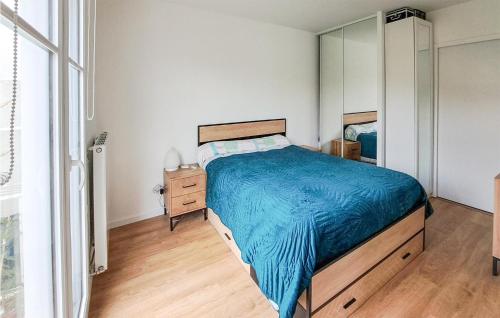 מיטה או מיטות בחדר ב-Stunning Apartment In Le Blanc-mesnil With Kitchen