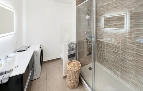 La salle de bains est pourvue d'une douche et d'un lavabo. dans l'établissement Gorgeous Apartment In Le Blanc-mesnil With Kitchen, au Blanc-Mesnil
