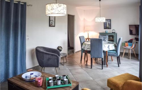 un salon et une salle à manger avec une table et des chaises dans l'établissement Awesome Home In Paimpol With Kitchen, à Paimpol