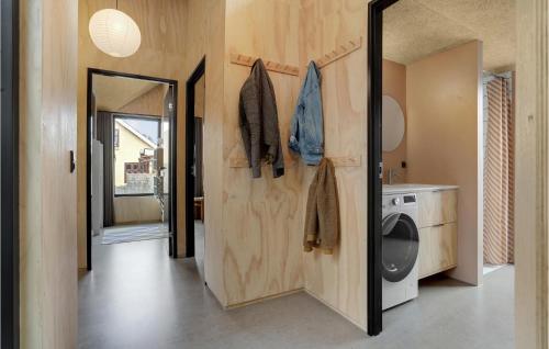 Un baño de 3 Bedroom Stunning Home In Juelsminde
