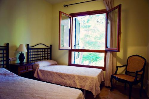 a bedroom with two beds and a window at Apartment Bonmont in Bonmont Terres Noves