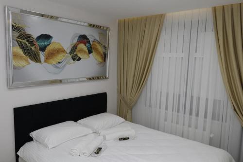 een slaapkamer met een bed met 2 witte kussens bij Fully Equipped Apartment Istanbul (Zarif26) in Avcılar